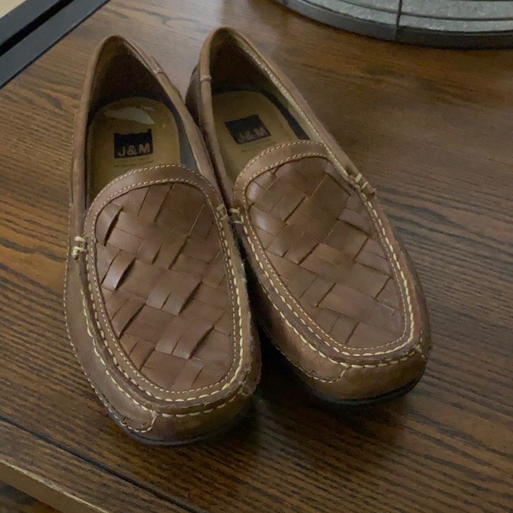 Johnston & Murphy size 8 sheepskin loafer.